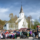Svært mange av de 1500 innbyggerne i Hattfjelldal var møtt fram for å møte Kongen og Dronningen. Foto: Annika Byrde / NTB